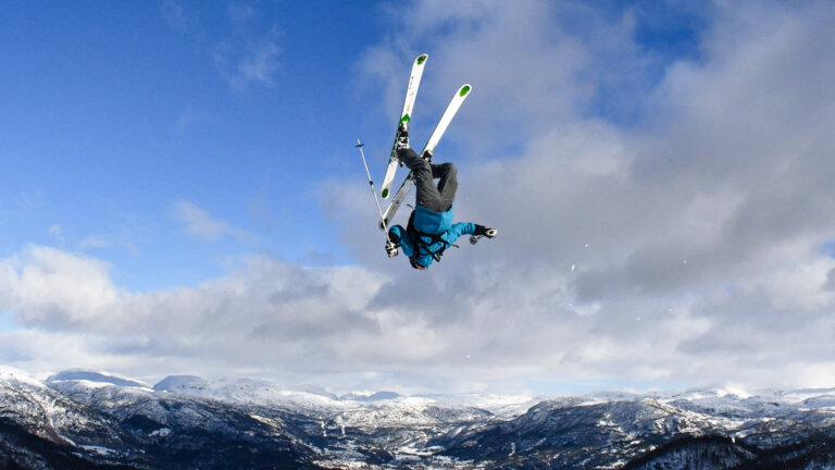 Ein person hoppe på slalomski