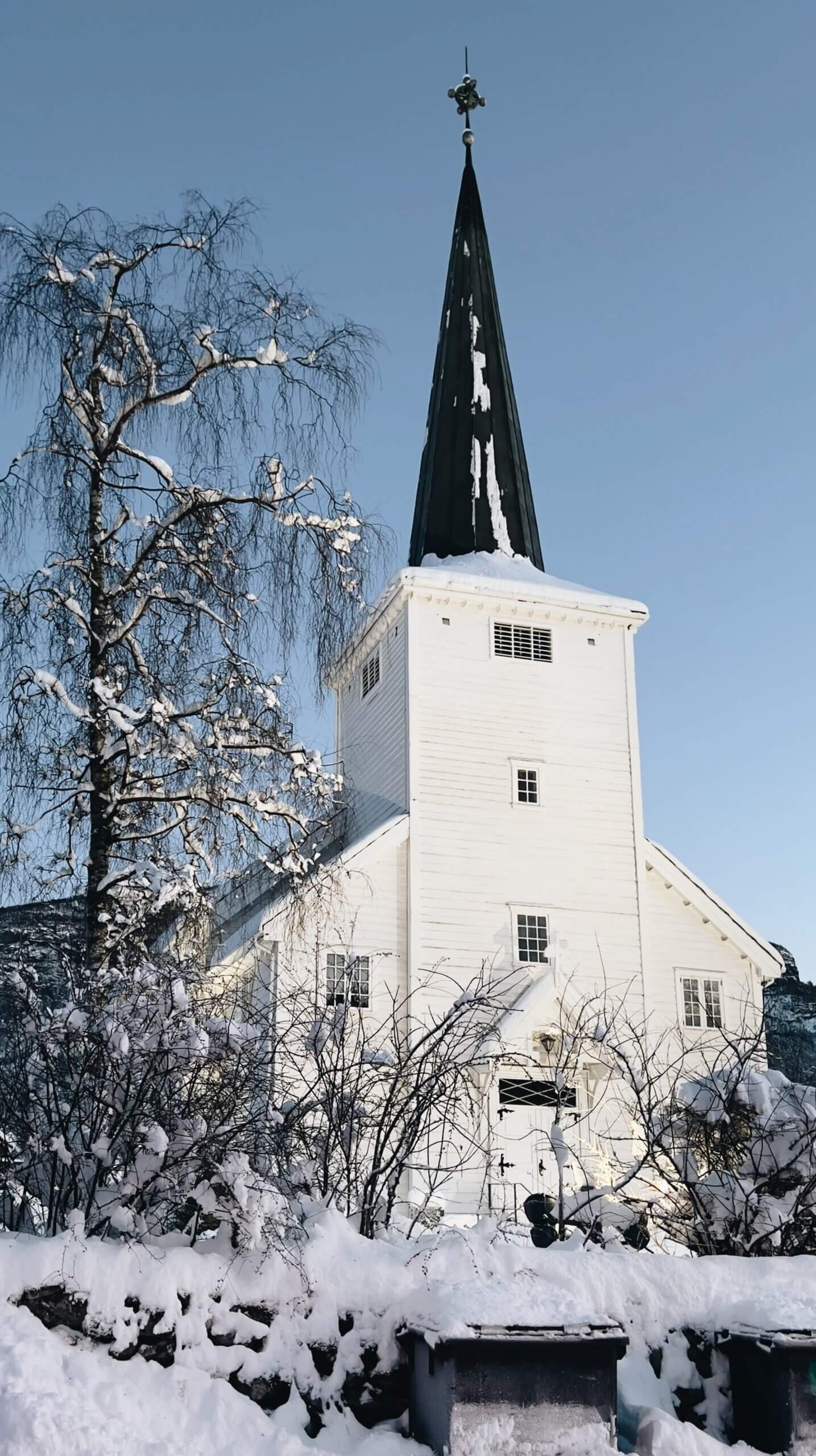 Sauda kyrkje på vinteren i snø.