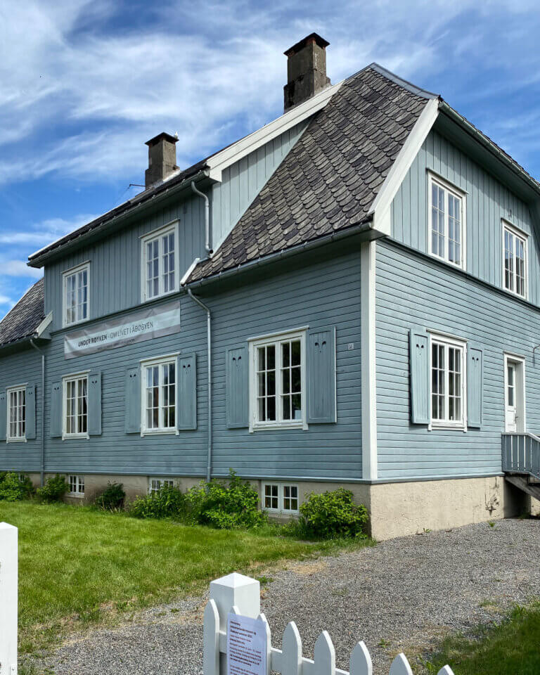An old wooden house in historical Åbøbyen in Sauda. This building houses an exhibtion exploring life in Sauda in the 20s and 60s.
