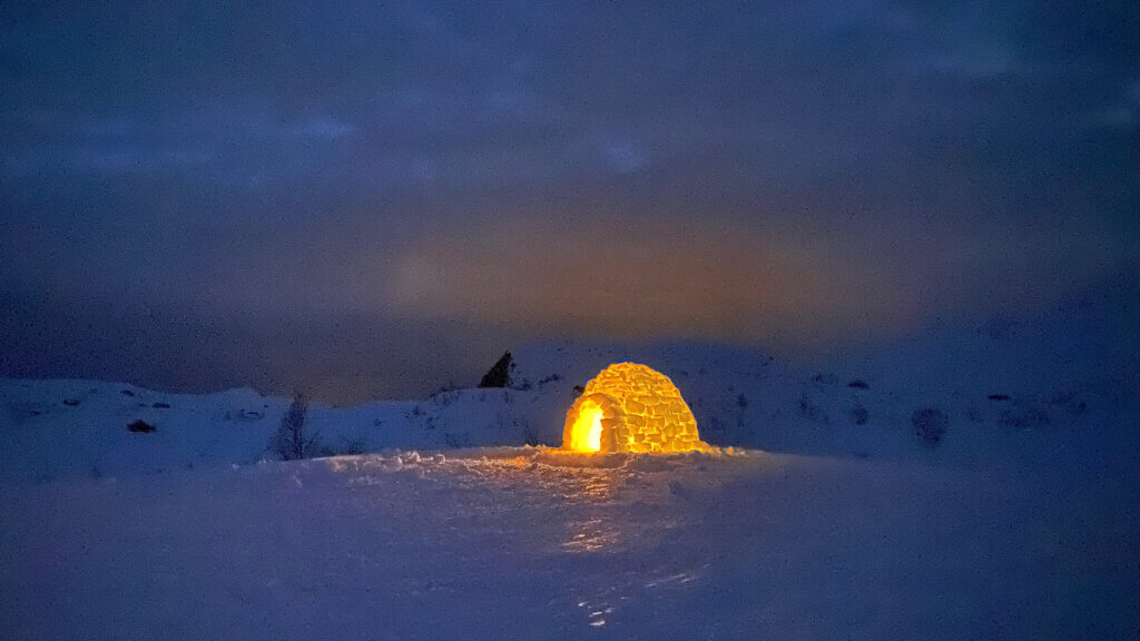 Snøhule på Breiborg om kvelden.