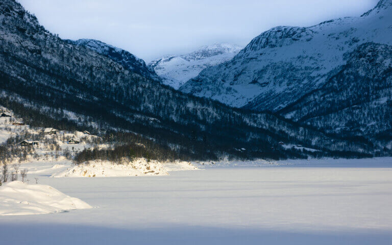 Slettedalen med utsikt mot Slettedalsvatnet, dekket av snø.