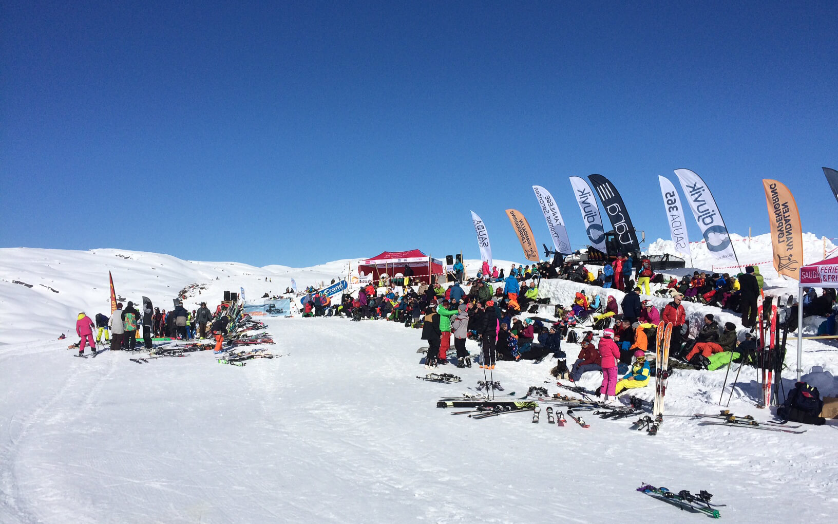 Svandalen i snø og blå himmel