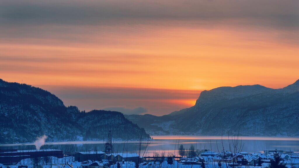 Solnedgang over Saudafjorden og Sauda på vinteren.