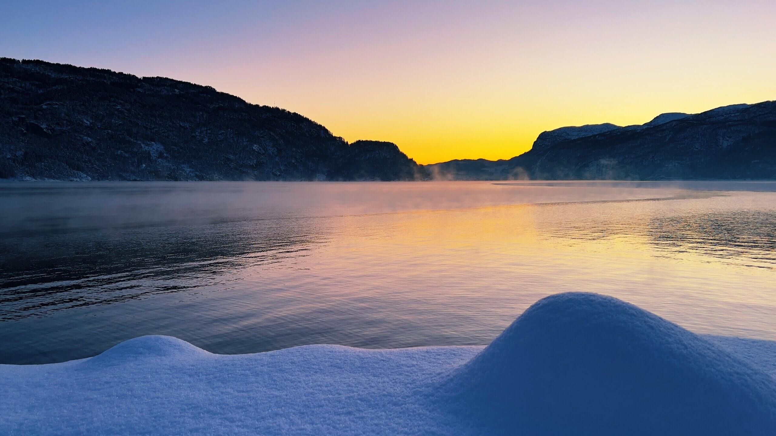 Solnedgang over Saudafjorden på vinteren