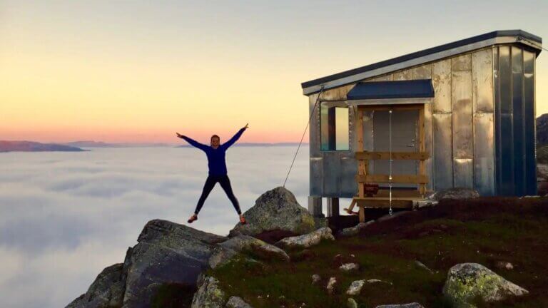 Person ved kunstgalleriet på toppen av Hovlandsnuten