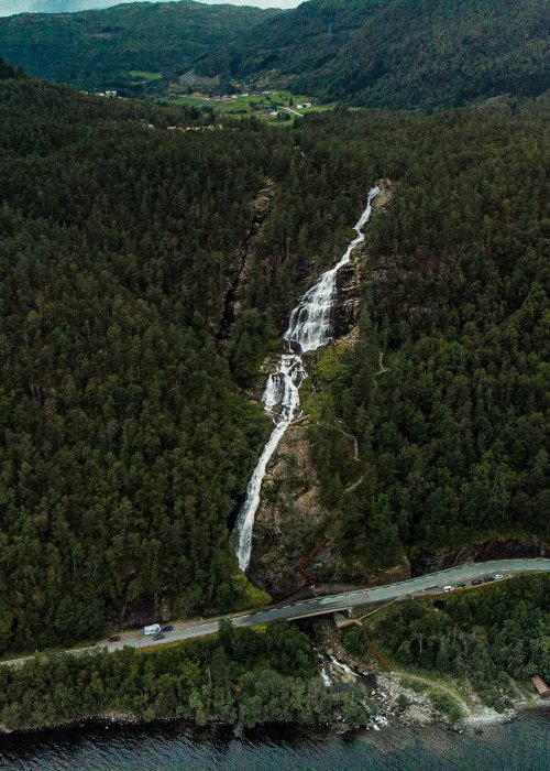 Dronefoto av Svandalsfossen p[ sommaren.